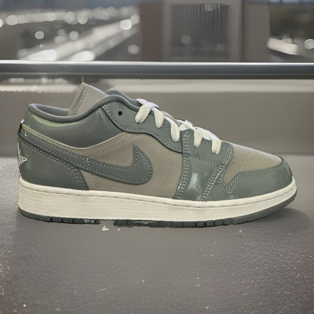 New Kids Size 5Y Air Jordan 1 Retro SE Cool Grey HF3188-011 Women's Size 6.5